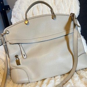 Elegant and timeless, this FURLA crossbody bag in genuine ivory leather.